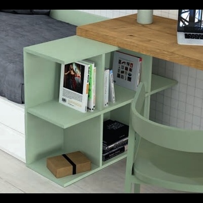 Estante verde pastel modular junto à cama e secretária com livros e caixas