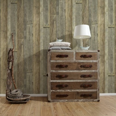 Cómoda rústica de madeira envelhecida com abajur branco e almofadas sobre