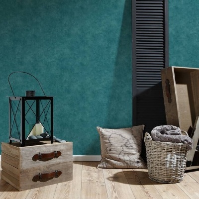 Lanterna preta com vela sobre caixas de madeira, almofada e cesta de vime junto a prancha de madeira