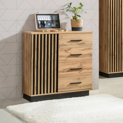 Cómoda de madeira clara com quatro gavetas e porta com ripas verticais, decorada com planta e quadro