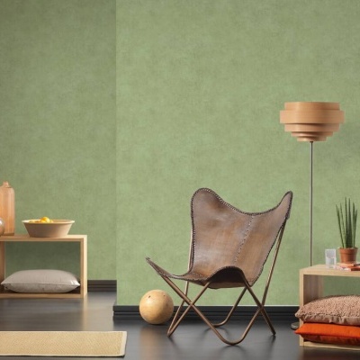 Sala moderna com cadeira de couro castanho, candeeiro de madeira e mobiliário claro