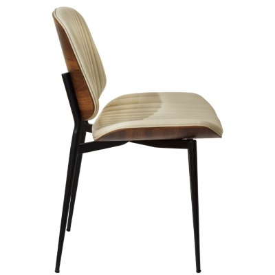 Cadeira de estrutura metálica preta com assento e encosto de madeira curva e almofadas creme