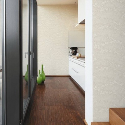 Escadas e chão de madeira com portas de vidro e varanda com mesa branca e cadeiras