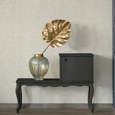 Mesa preta com armário pequeno e vaso com folha dourada