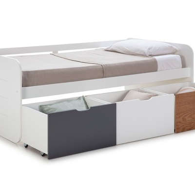 Cama individual branca com gavetas coloridas abertas em fundo branco