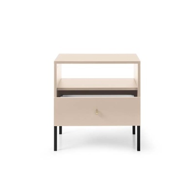 Mesa de cabeceira bege com prateleira aberta e gaveta com puxador dourado em estrutura metálica preta