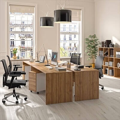 Escritório moderno com secretárias de madeira e cadeiras pretas