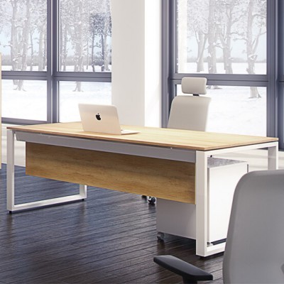 Secretária de madeira clara com estrutura branca e cadeira de escritório branca junto a janelas grandes