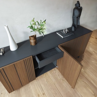 Aparador de madeira com portas caneladas e objetos decorativos em cima