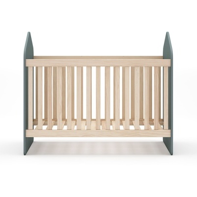 Berço de bebé em madeira com laterais verticais e estrutura lateral verde-acinzentada