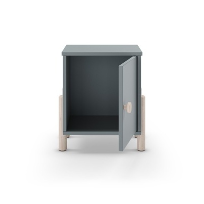 Móvel pequeno cinzento com porta aberta e pés de madeira clara