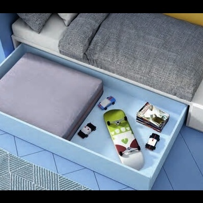 Caixa azul contendo almofada cinza e diversos brinquedos, num ambiente azul e amarelo.