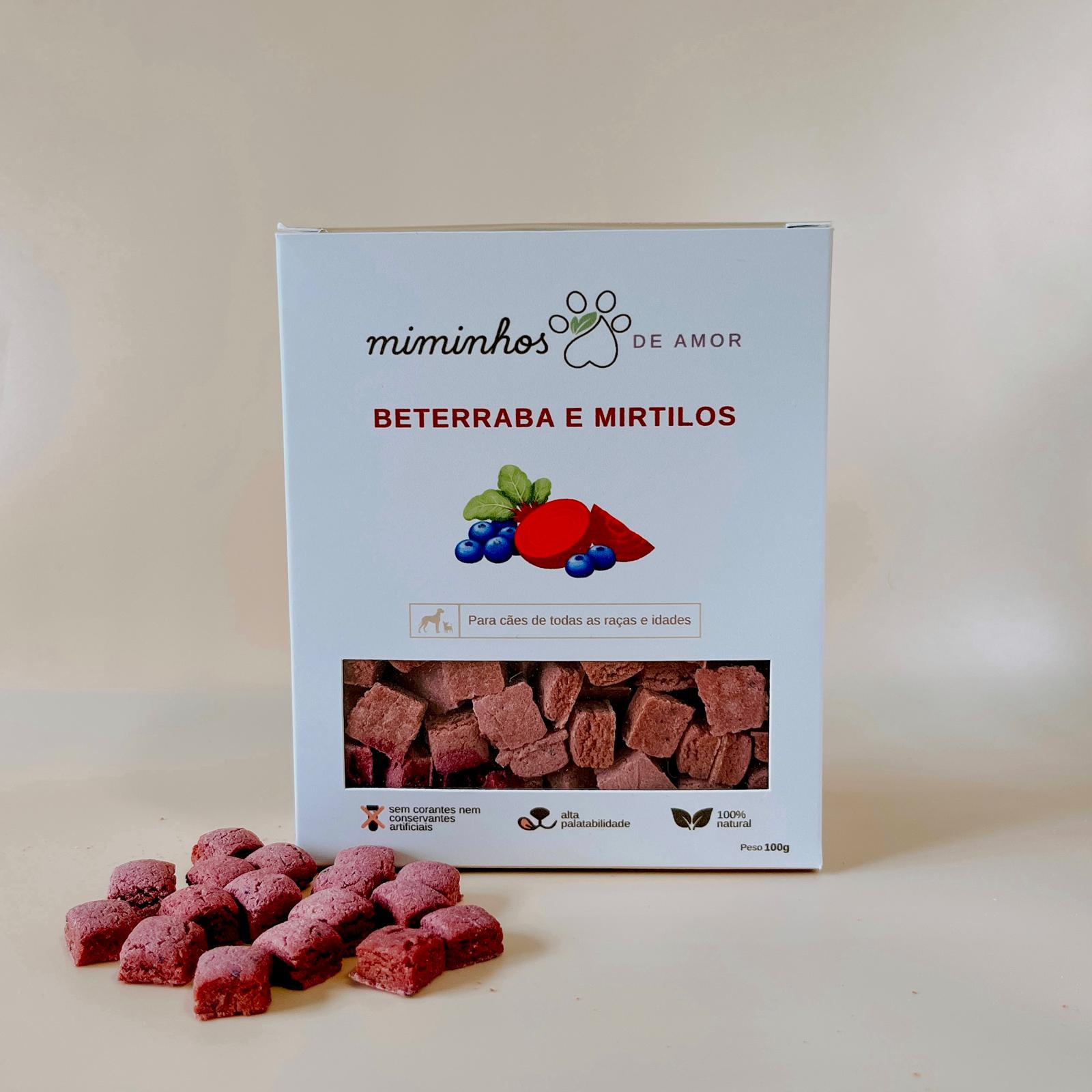 Embalagem branca de snacks para cães sabor beterraba e mirtilos com cubos visíveis