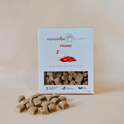 Embalagem branca de snacks para cães e gatos sabor fígado com pedaços castanhos visíveis