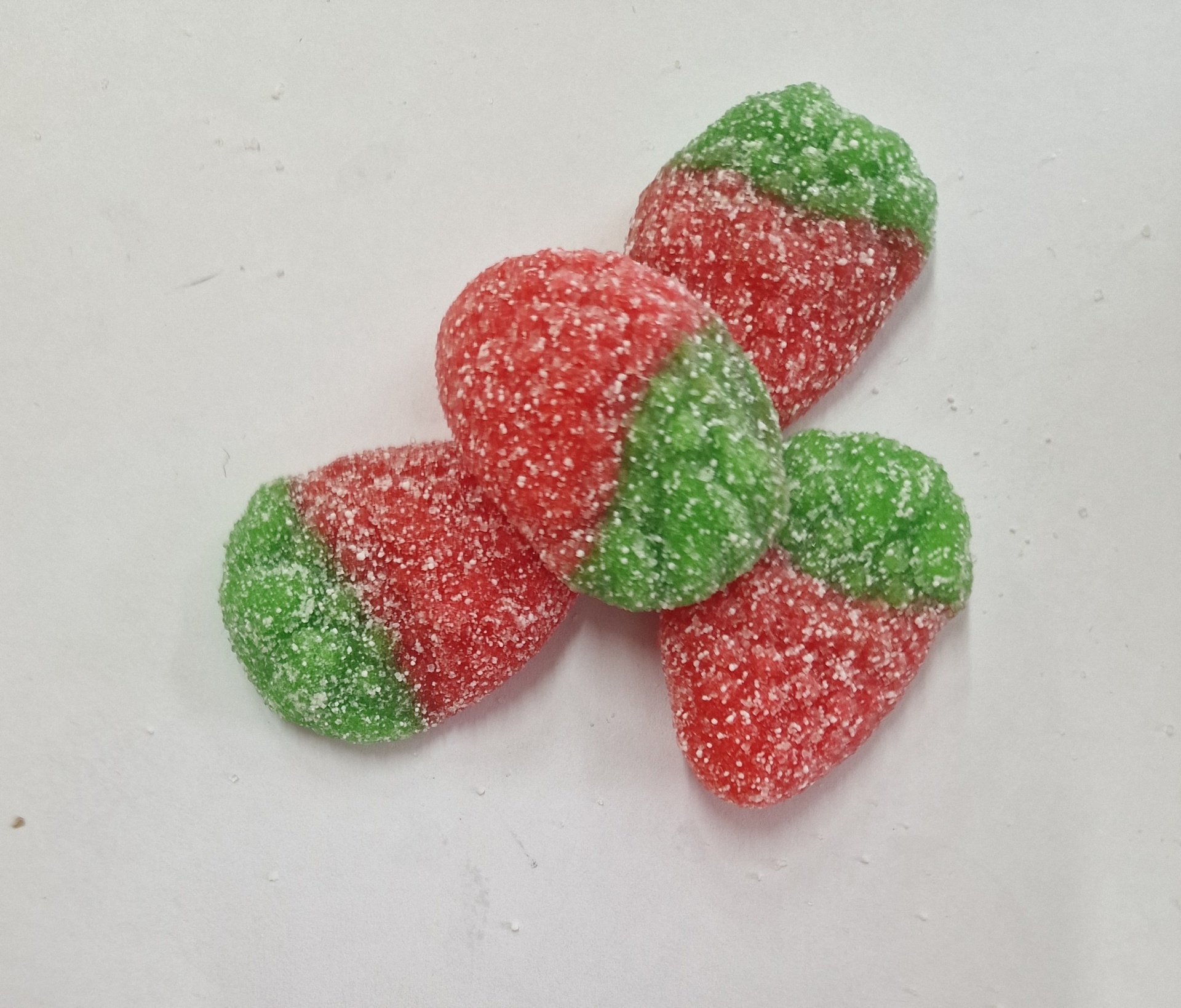 Gomas em formato de morango cobertas de açúcar