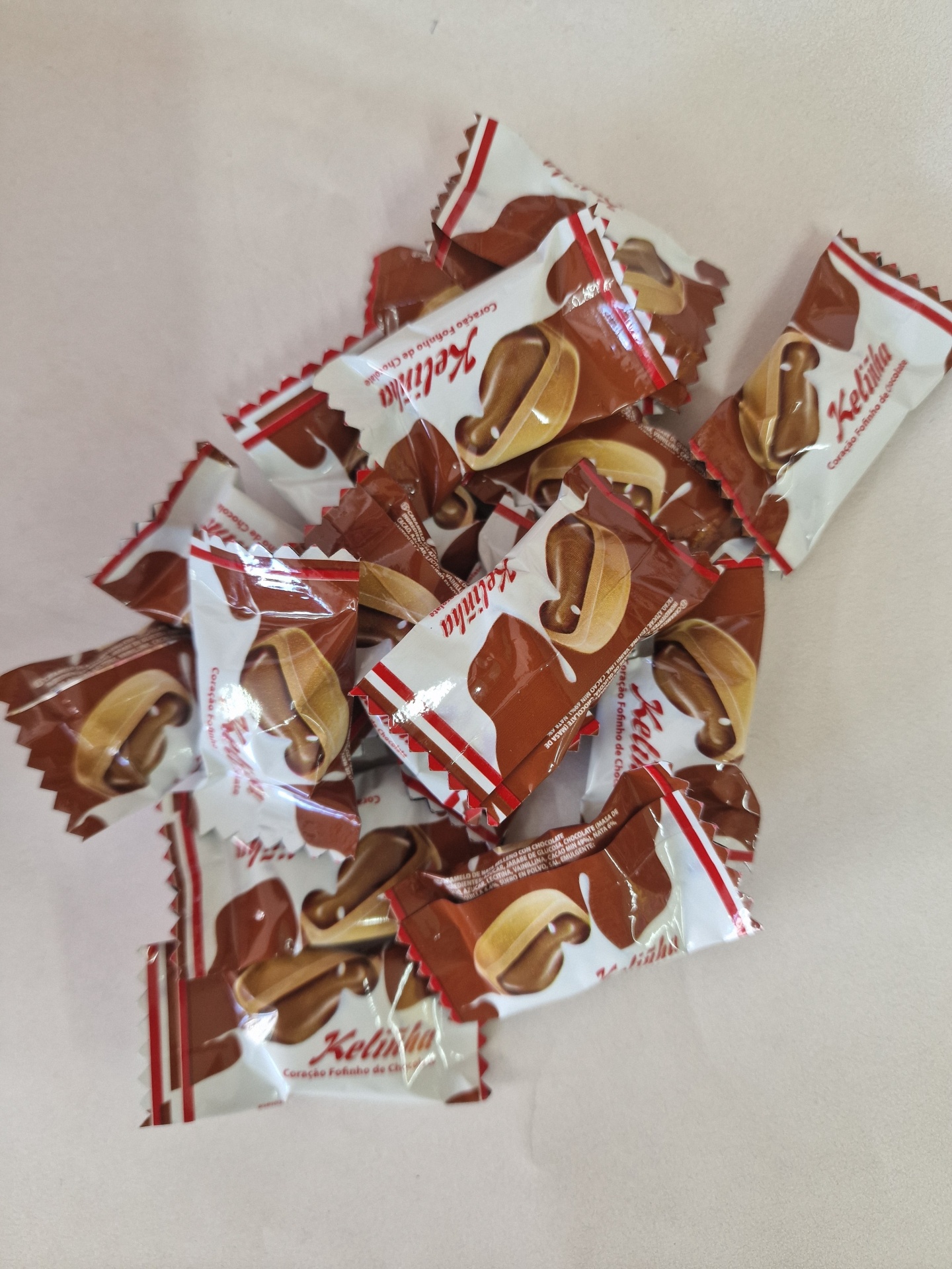 Pacotes de pastilha elástica Kellolia em embalagem branca e castanha