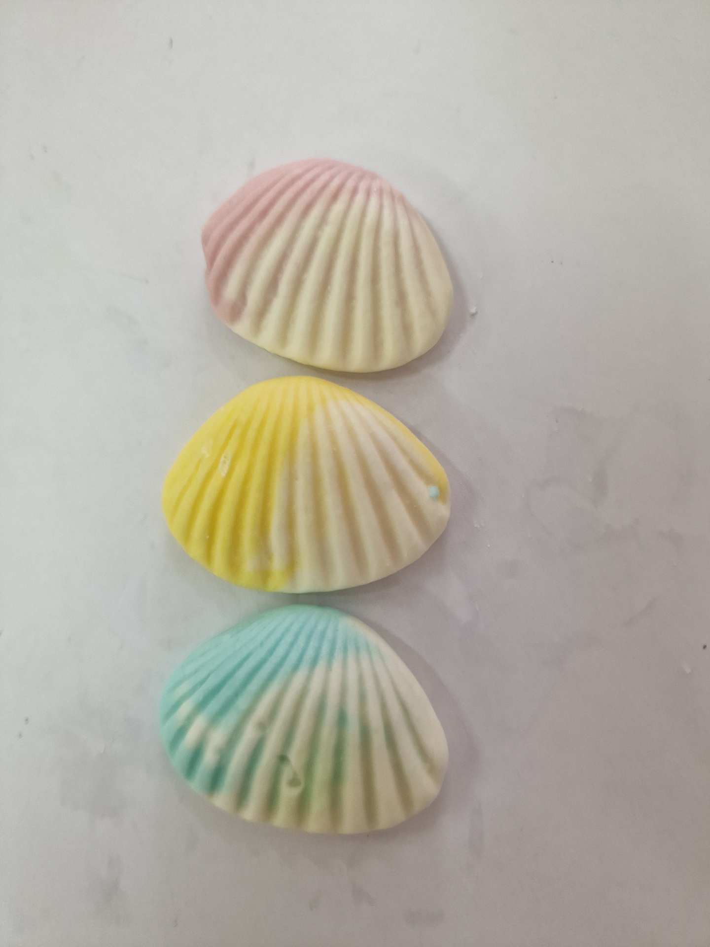 Sabonetes em formato de conchas com cores pastel