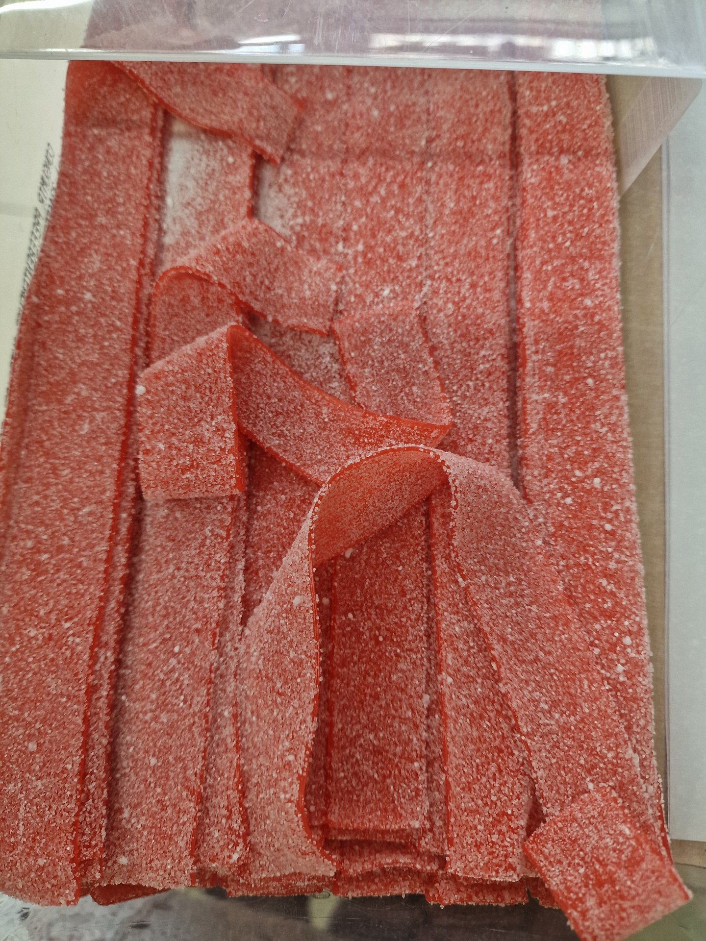 Tiras de doce vermelho açucarado embaladas