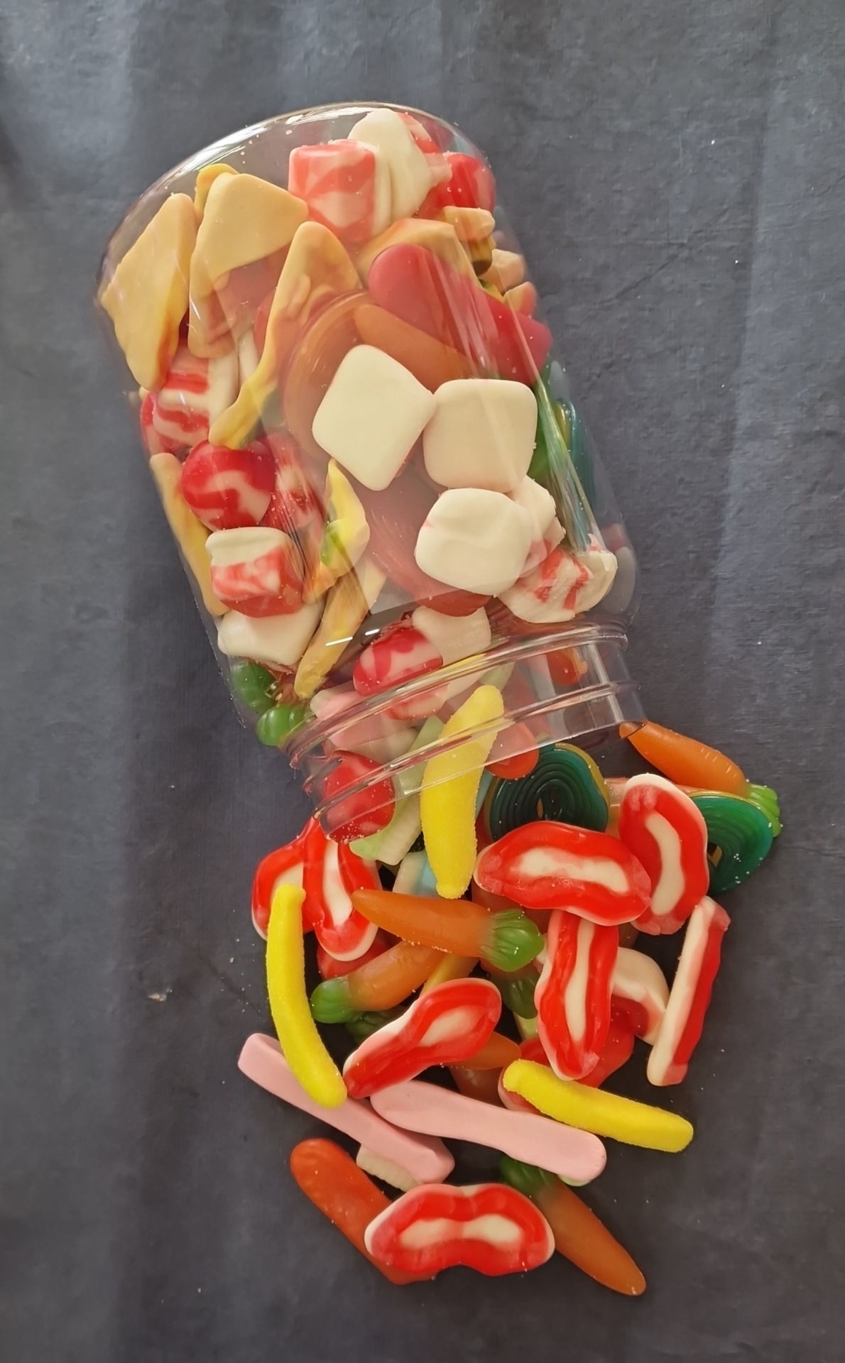 Embalagem transparente com gomas coloridas diversas em vários formatos