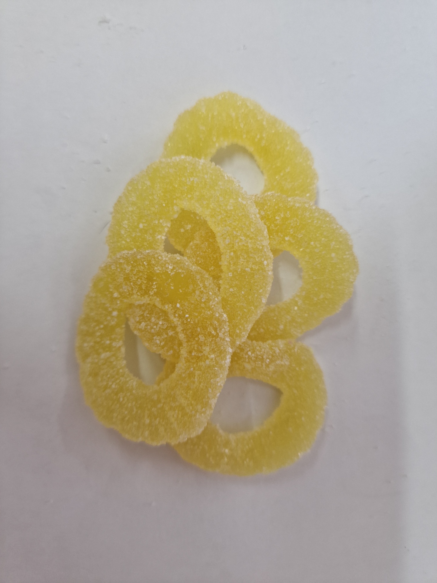 Anéis amarelos translúcidos de gelatina com açúcar