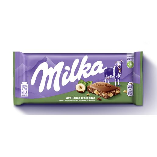 Barra de chocolate Milka com embalagem roxa e verde com avelãs