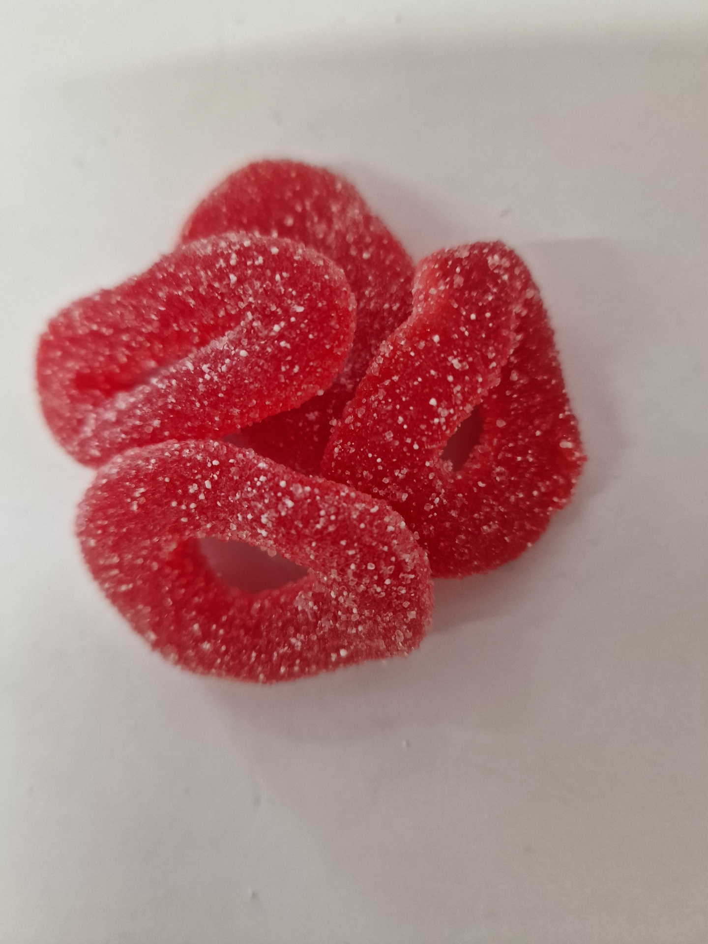 Balas de goma vermelhas em forma de anel com açúcar