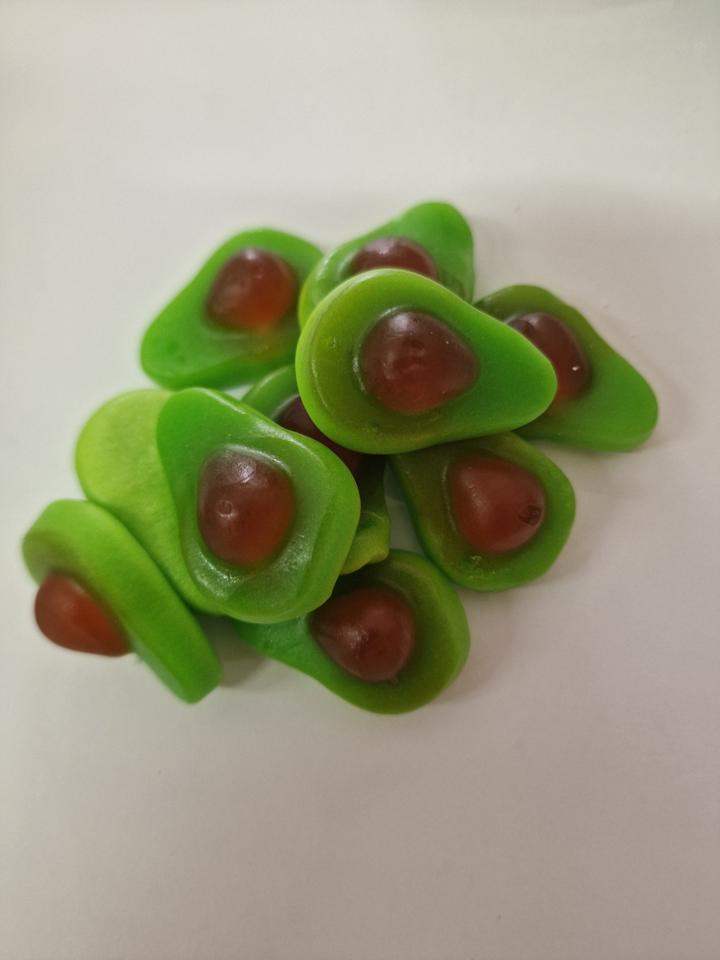 Balas em formato de abacate verde com centro castanho