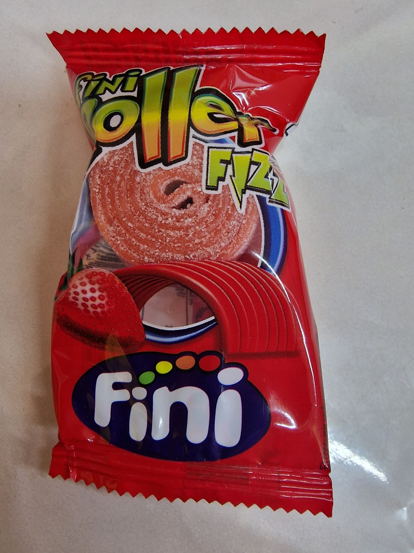 Embalagem vermelha de doce Fini Mini Roller Fizz com doce rosa e tira vermelha e imagem de morango