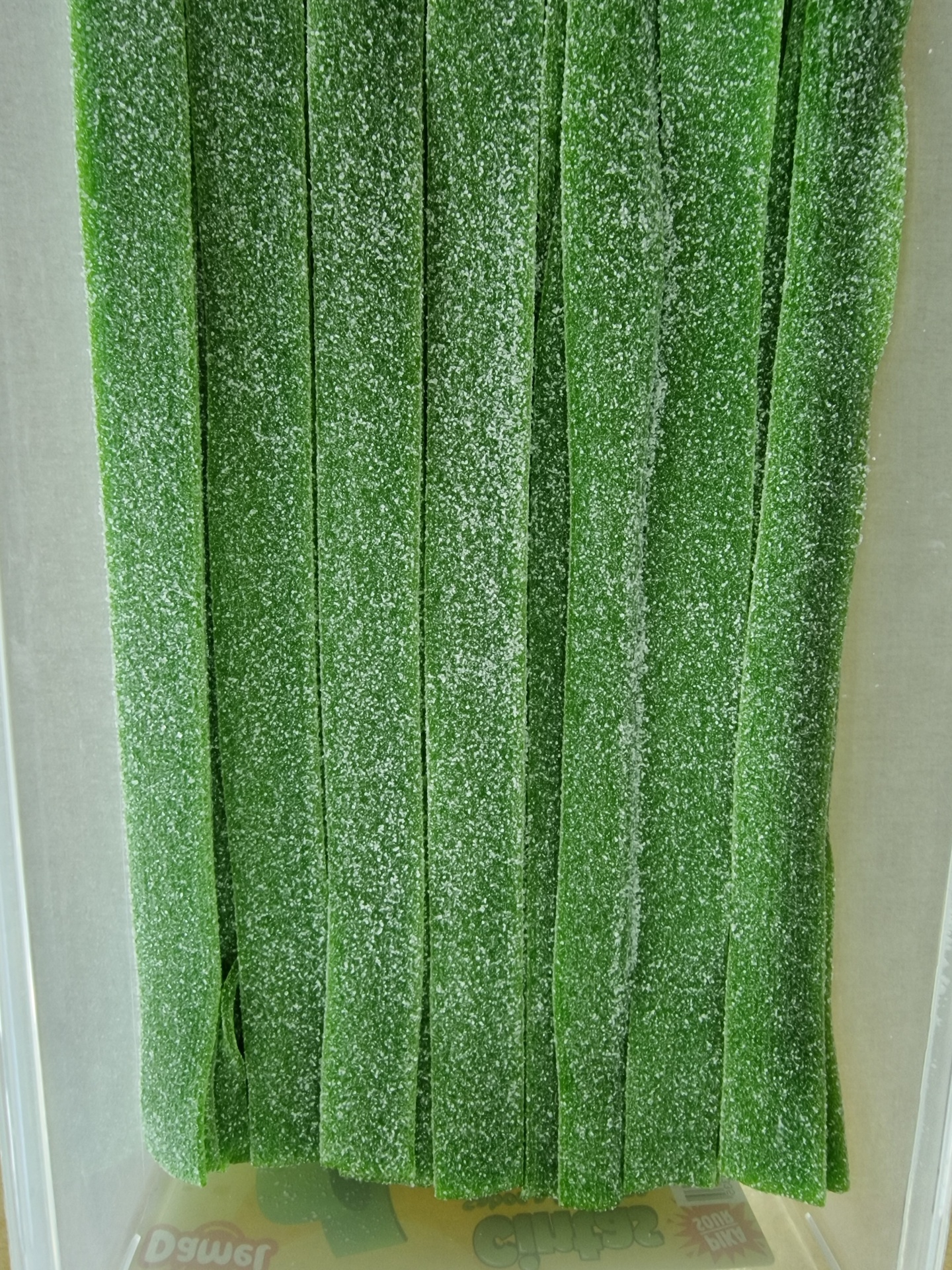 Tiras de doce verde açucaradas alinhadas