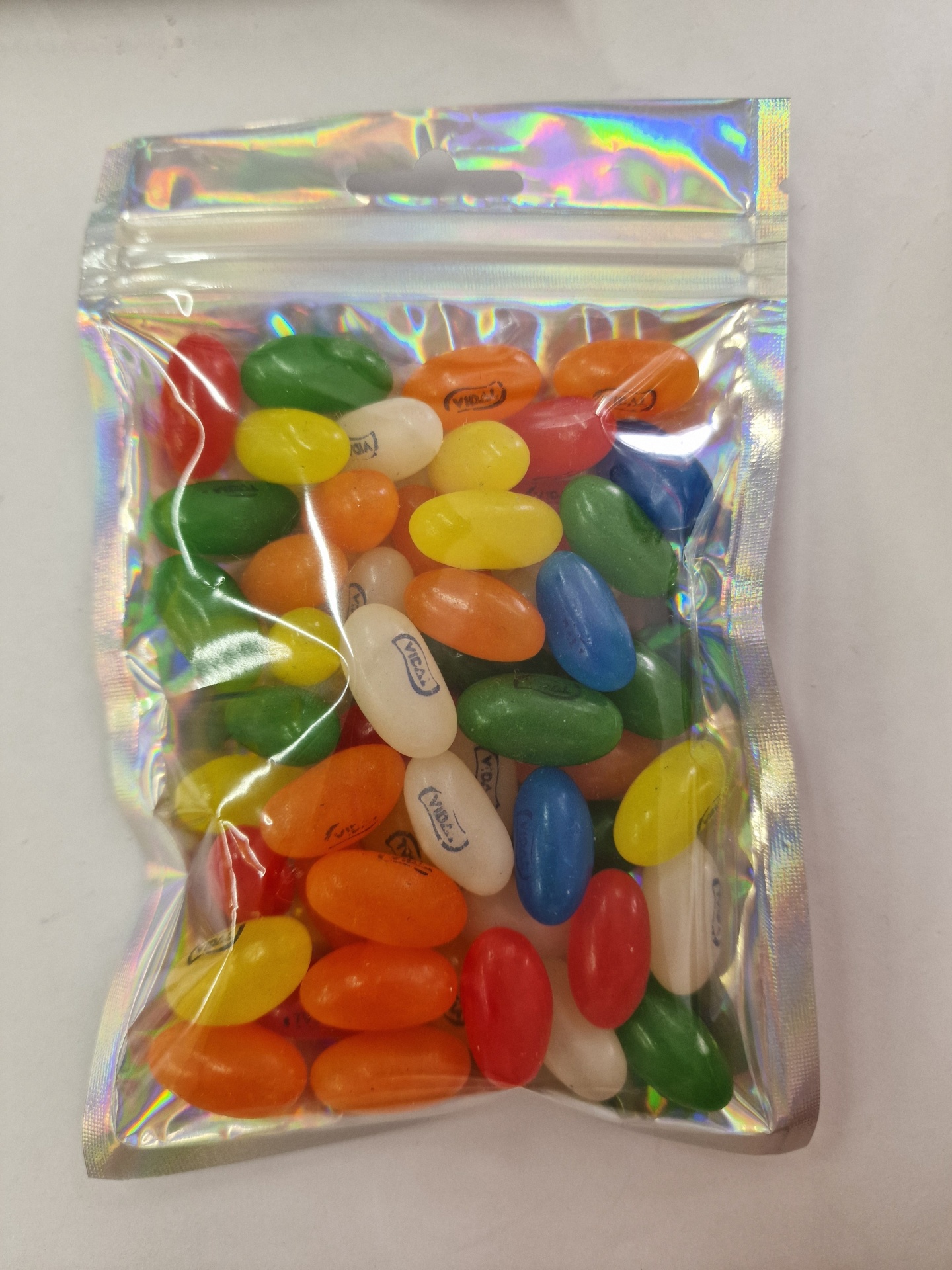 Pacote transparente com pastilhas coloridas variadas