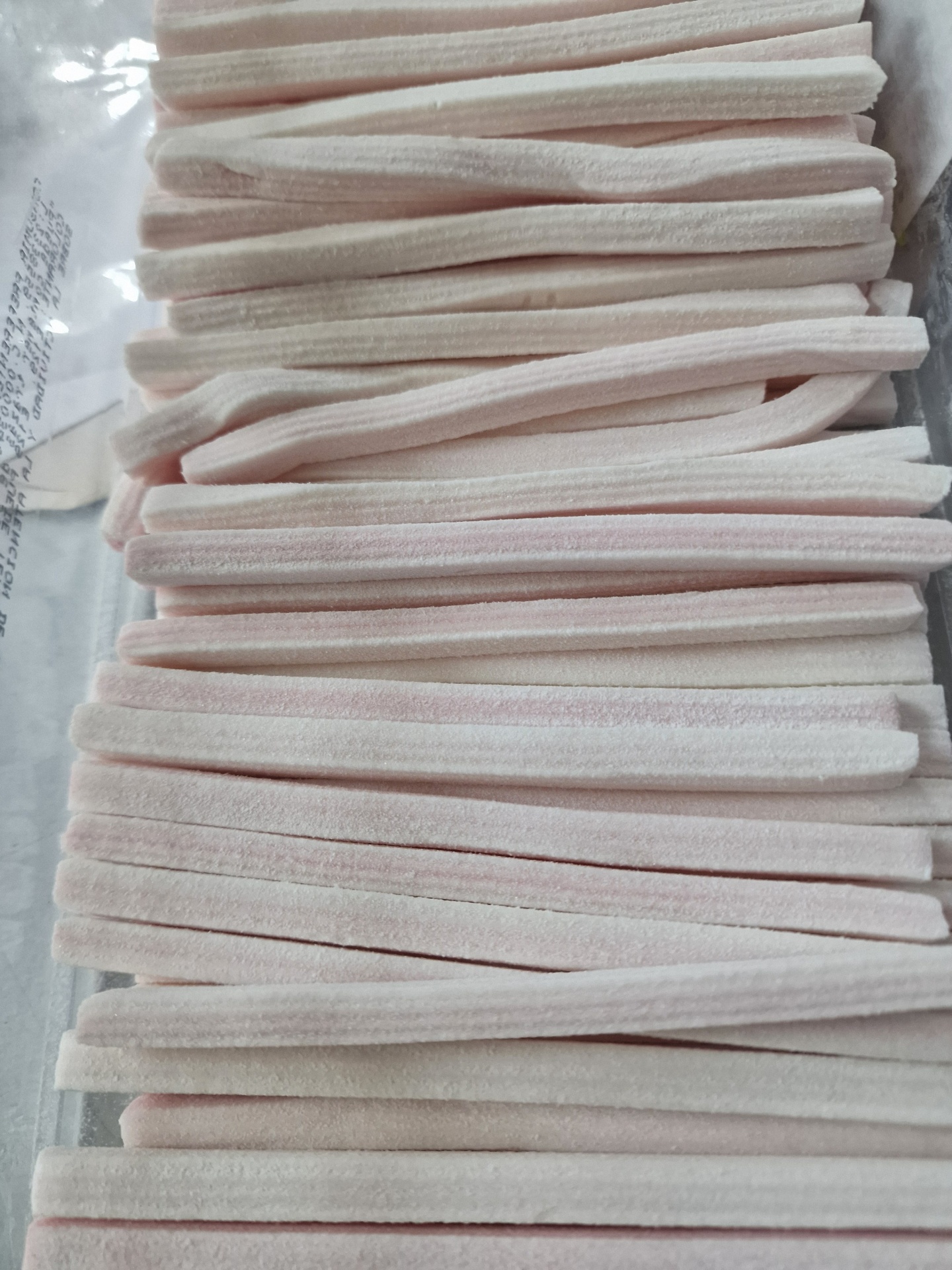 varas retangulares de massa cor de rosa empilhadas em bandeja