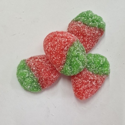 Gomas em formato de morango cobertas de açúcar