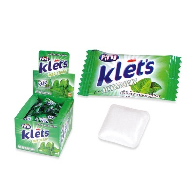 Pastilhas goma Klet's sabor hierba buena embaladas individualmente em embalagem verde com folhas de hortelã