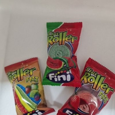 Pacotes pequenos de doces Fini Roller em diferentes cores e sabores