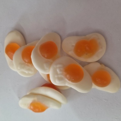 Gomas açucaradas em forma de ovos estrelados com gema laranja