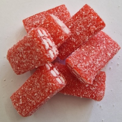 Gomas vermelhas retangulares cobertas com açúcar, interiores brancos visíveis