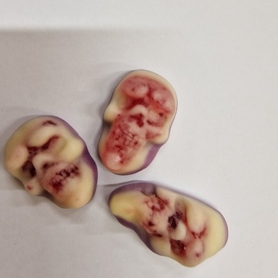 Três balas em forma de caveira coloridas