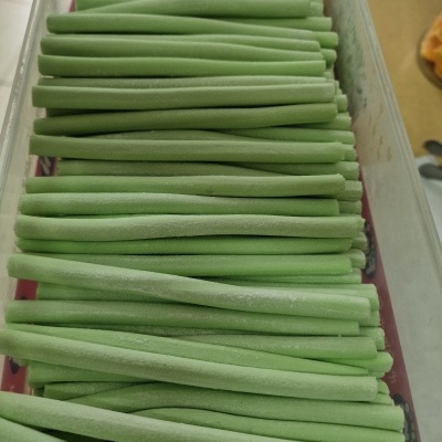 Contentor com bastões verdes e embalagem com texto FIDIBLO