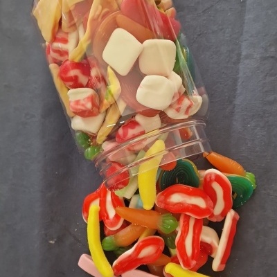 Embalagem transparente com gomas coloridas diversas em vários formatos