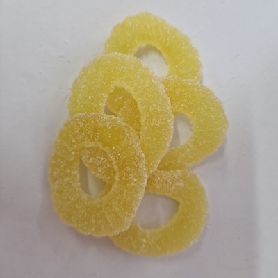 Anéis amarelos translúcidos de gelatina com açúcar