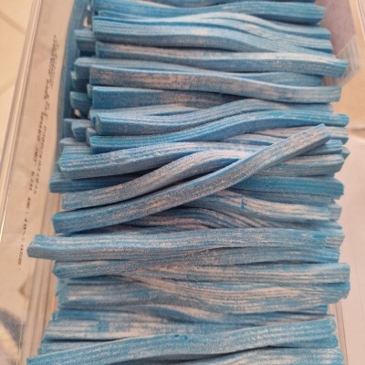 Tiras compridas azuis e brancas dentro de recipiente transparente