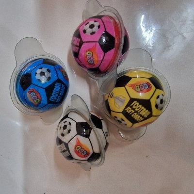Quatro bolas pequenas de futebol em embalagens plásticas com cores rosa, amarelo, azul e branco