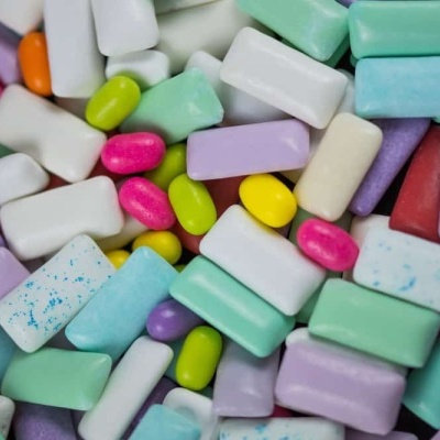 Pastilhas de goma de mascar coloridas de vários formatos e cores