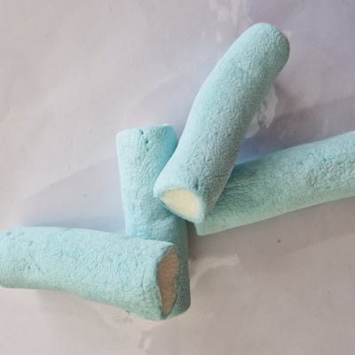 Marshmallows azuis claros com interior branco sobre superfície brilhante