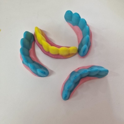 Moldes dentários coloridos sobre fundo branco