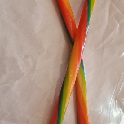 Dois tubos rígidos coloridos em espiral sobre superfície branca