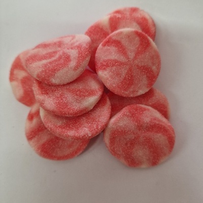Doces redondos vermelho e branco com textura açucarada