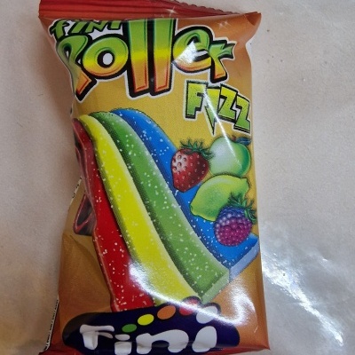 Pacote de doces Fini Roller Fizz com gomas coloridas e frutas desenhadas