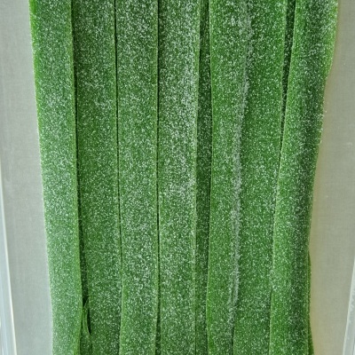 Tiras de doce verde açucaradas alinhadas