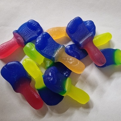 Gomas em formato de martelos coloridos sobre fundo branco